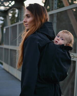 Alica 2 čierna - softshellová bunda na predné/ zadné nosenie detí